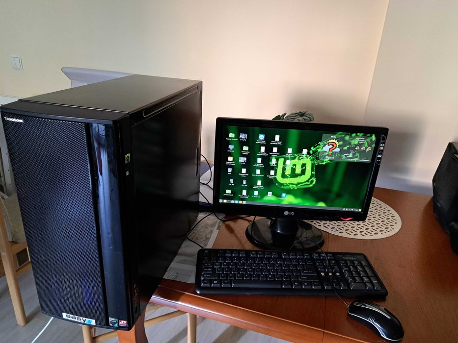 Komputer stacjonarny Easy Touch z monitorem