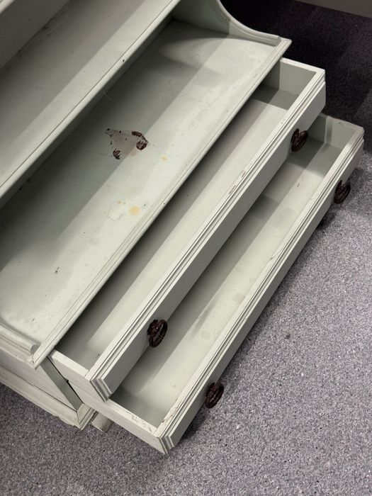 Móvel com prateleiras antigo