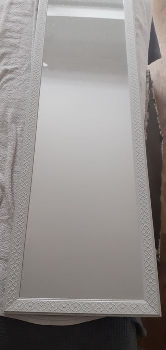 Vendo  Espelho  com moldura em  plástico  .