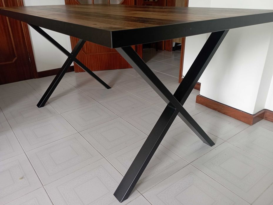 Mesa de jantar semi nova escura, 160 x 90 cm