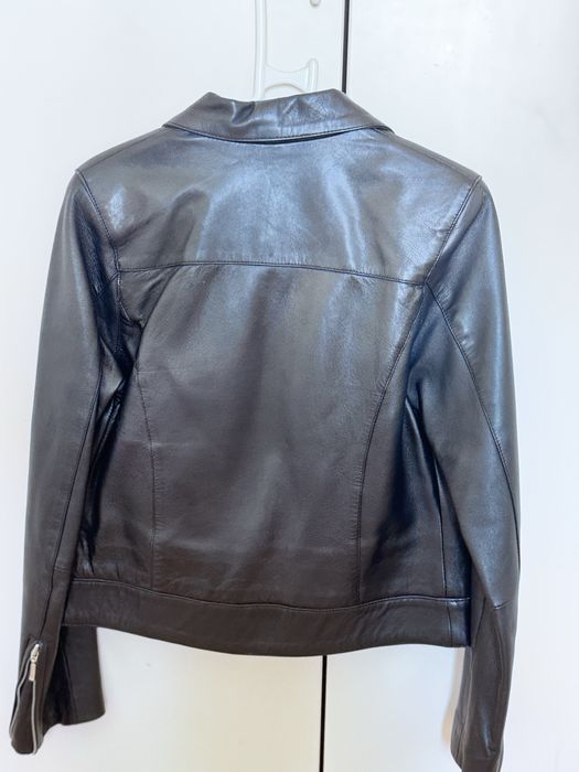 Blusao em pele preta com feixos muito na moda
