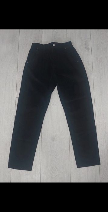 Czarne spodnie jensowe