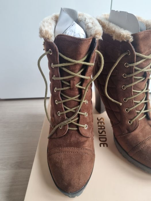 Botas castanhas de salto alto