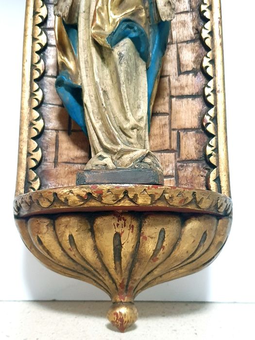 Lindo oratório de suspensão mural em talha policromada e dourada