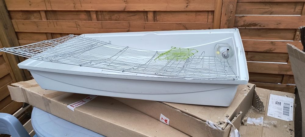 Duża klatka dla gryzonia.