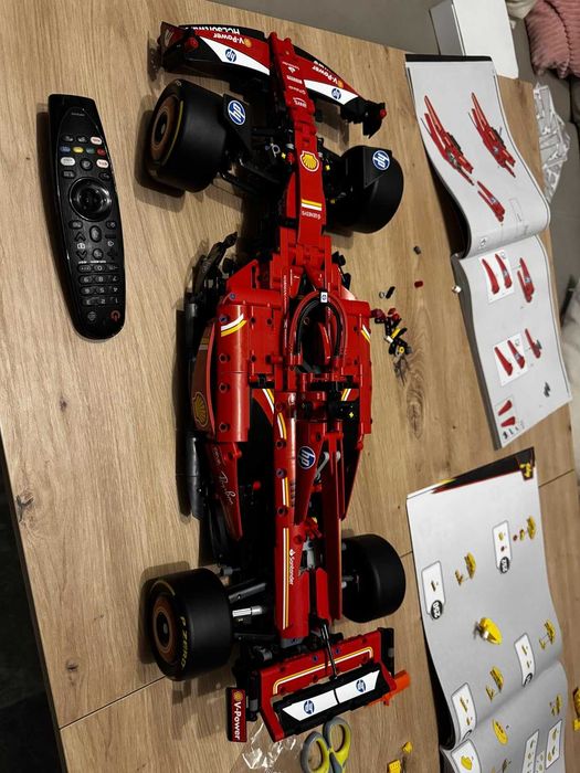 Rep. LEGO F1 Ferrari SF-24 F1 – Novo por montar
