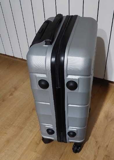 WALIZKA NA KÓŁKACH TURYSTYCZNA walizka podróżna do samolotu