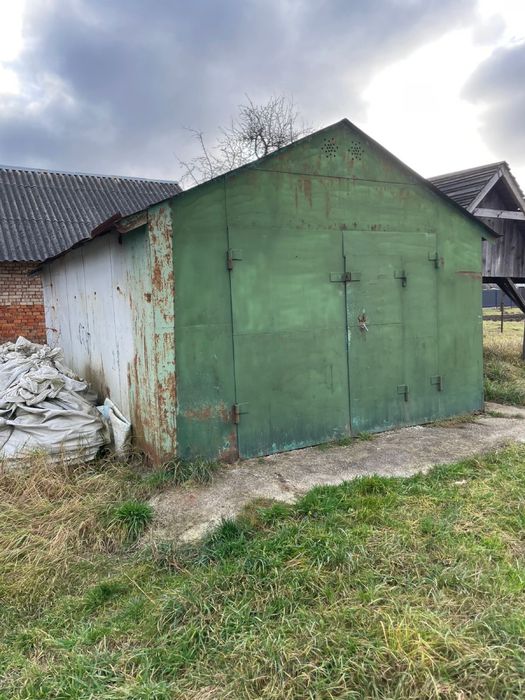 Металевий гараж без місця