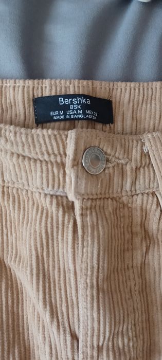 Saia de veludo cotelê da Bershka