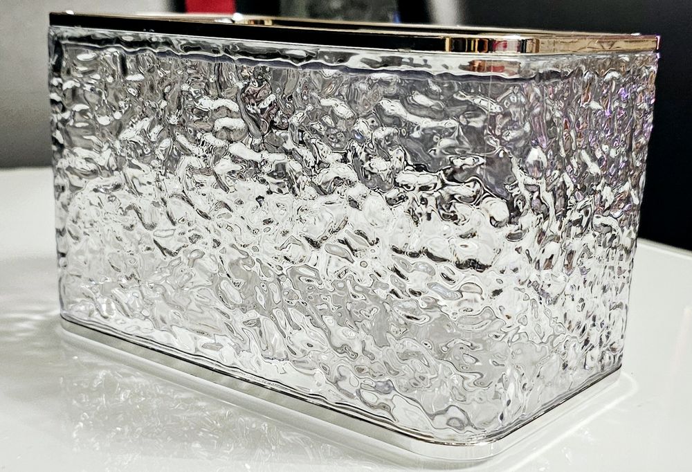 Nowy plastikowy pojemnik na papier toaletowy lub chusteczki