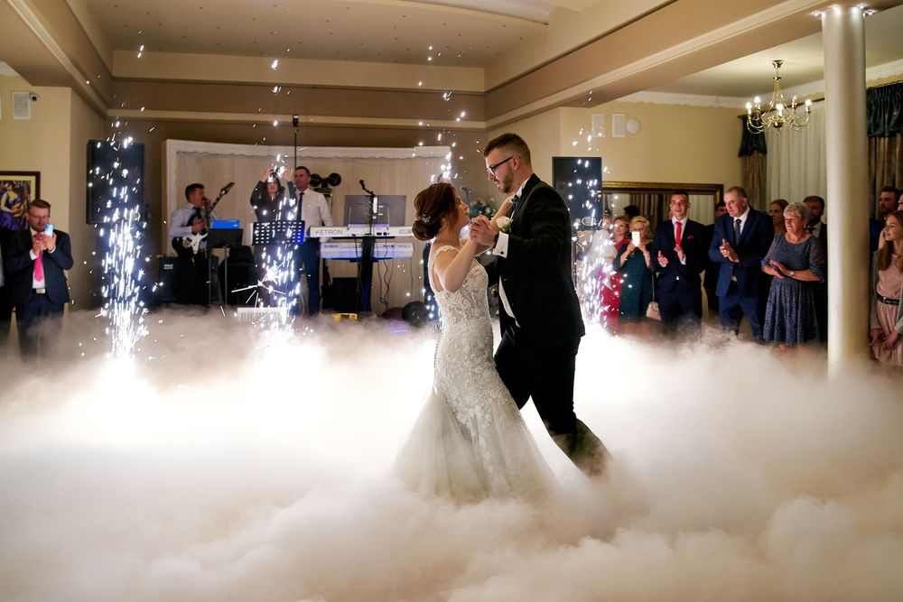 Napis MIŁOŚĆ, ciężki dym, fontanna iskier, miny dymne, wesele