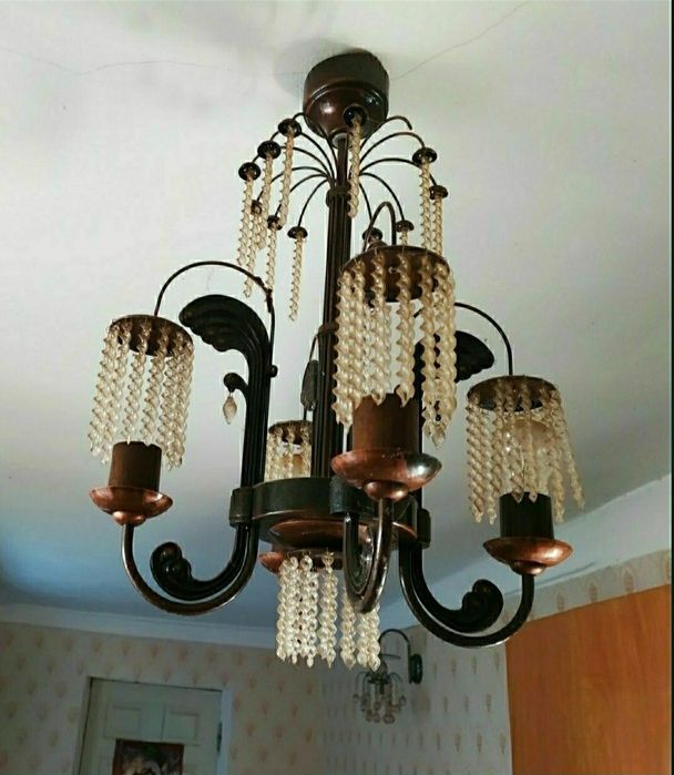 Люстра винтажная с хрустальными подвесками.