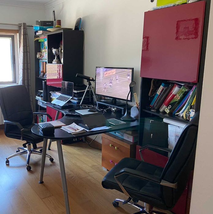 Escritório - secretária grande e móvel com prateleiras e gavetas