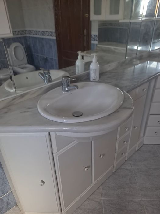 Móvel e espelhos para wc