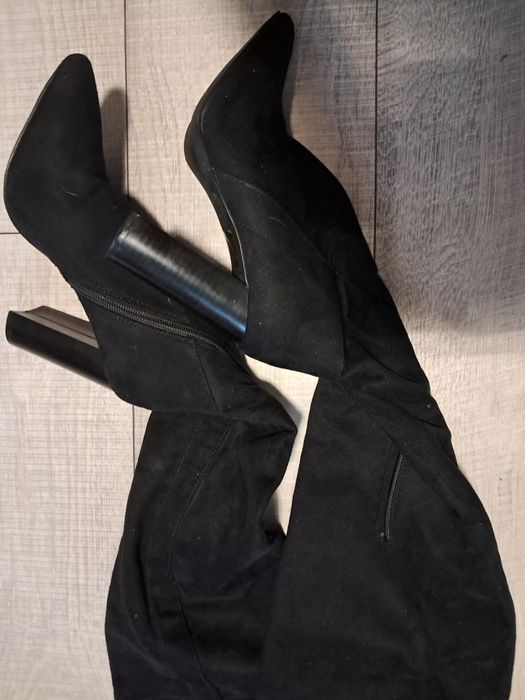 Nowe, zamszowe botki za kolana