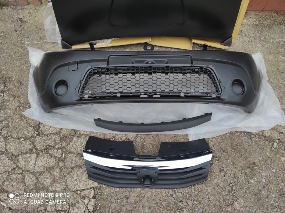 Бампер решотка Dacia Sandero Сандеро
