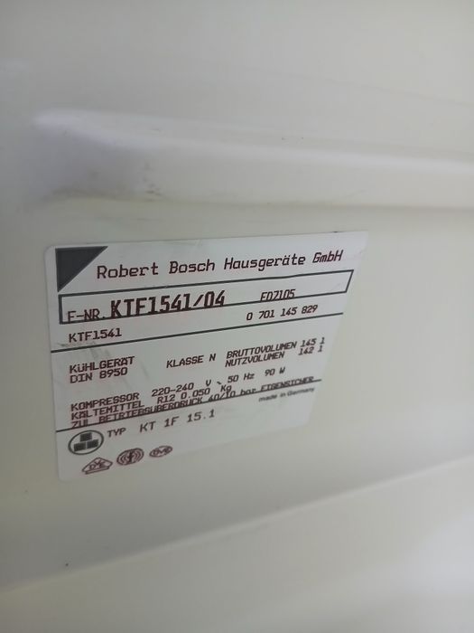 Mała lodówka z małym zamrażarnikiem firmy BOSCH w bardzo dobrym stanie