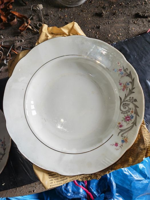 Zestaw porlecanowych talerzy ma zupę