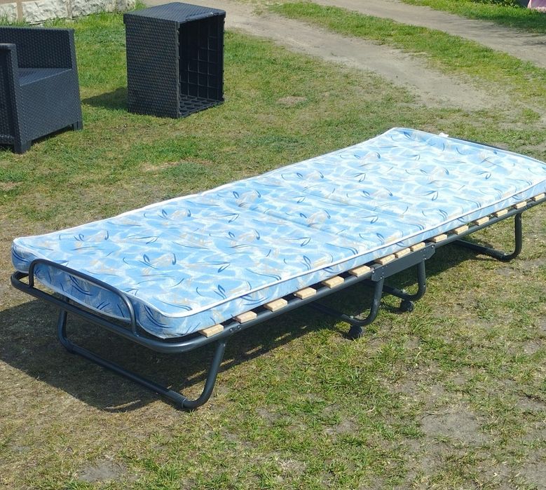 Łóżko polowe na kółkach