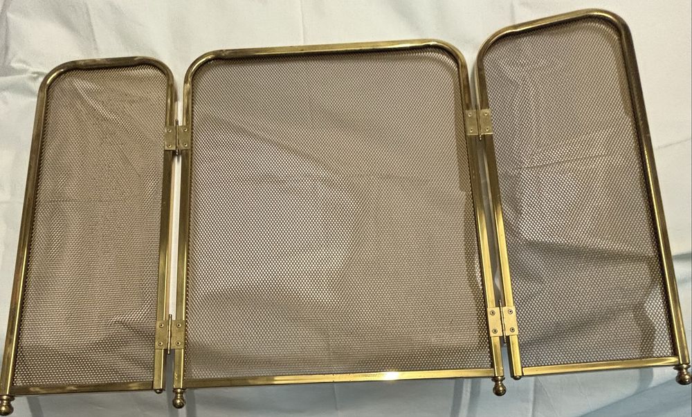 Frente de lareira em metal dourado e base com 3 acessórios em ferro dourado