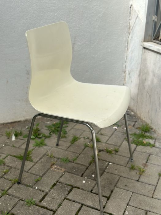 4 cadeiras brancas em fibra