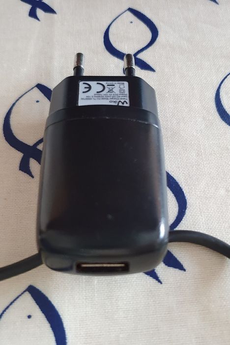 Selling mobile phone chargers, in good condition! Only 5€ each64584468253826122