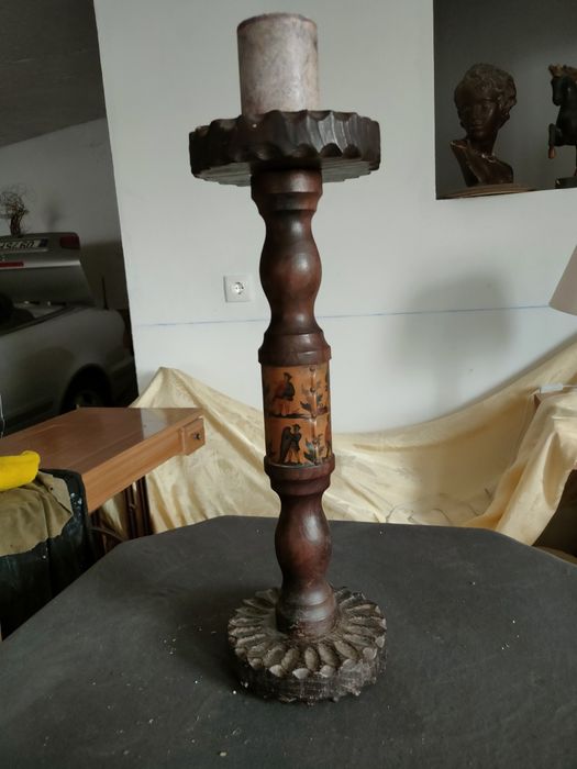 Castiçal vintage em madeira.