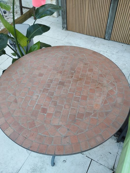 Mesa de jardim com revestimento em cerâmica (110cm)