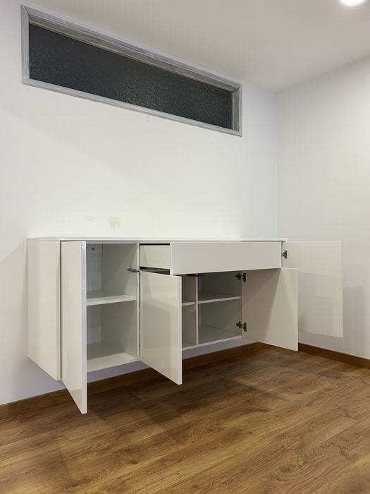 Móvel suspenso branco alto brilho 180 cm – bom estado