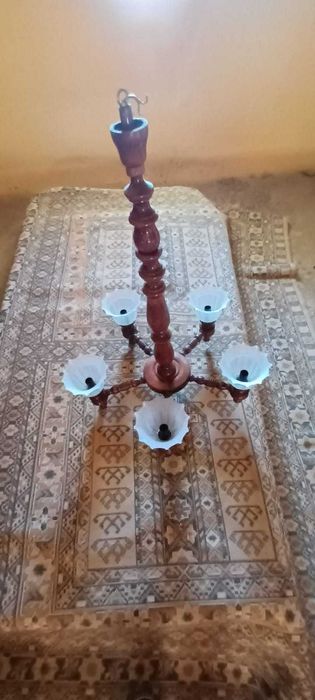 Candeeiro de teto em madeira