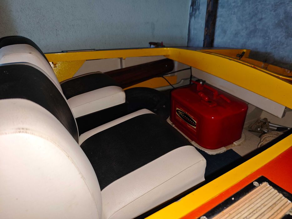 vendo barco de madeira, muito bem construído pelo próprio dono, com motor "mercury" de 35 cv e atrelado.