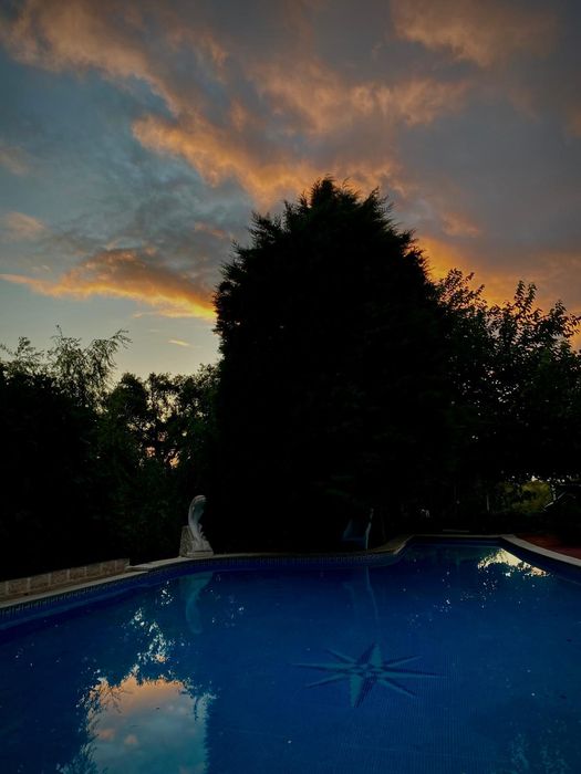 Villa composta de  3 casas:vivenda+ chalet de madeira+casa+ piscina