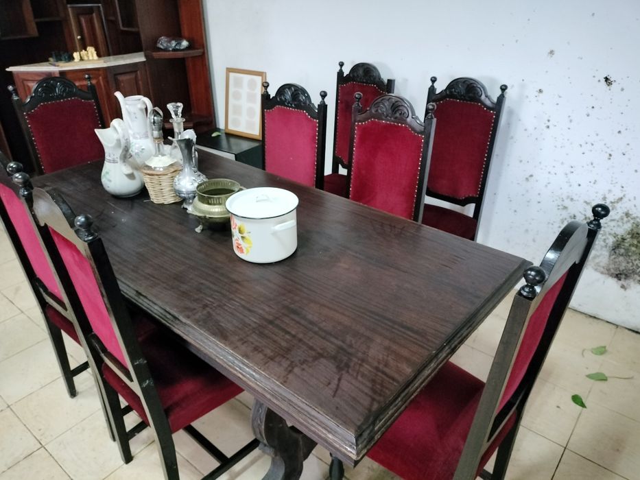 Mesa de sala com 8 cadeiras (bom  estado )