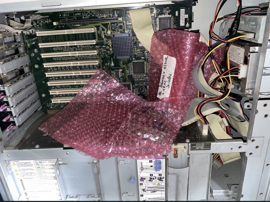 Servidor HP NetServer 3000 com monitor