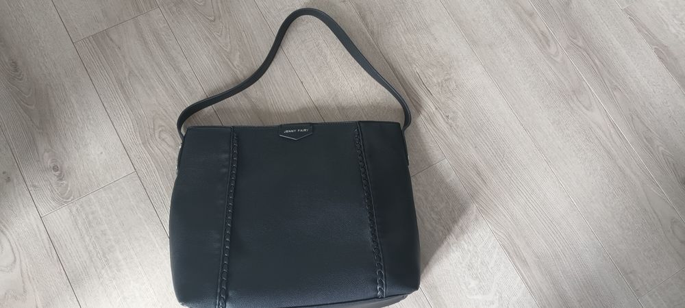 Duża czarna torebka.