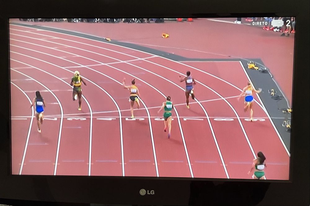 Televisão LCD LG 32" modelo 32LF2510. A funcionar perfeitamente