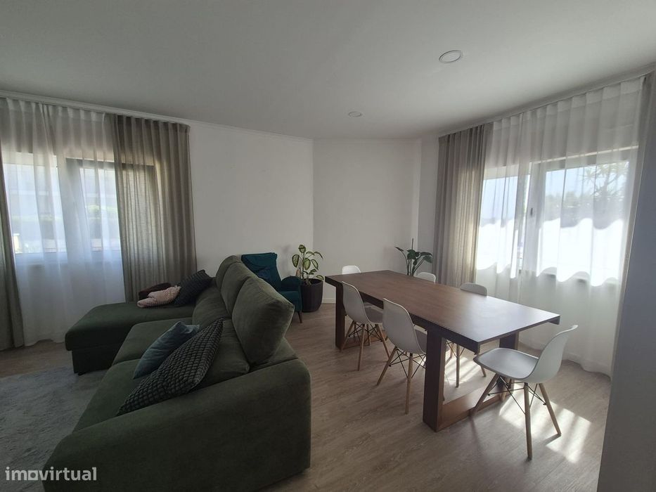 Moradia T2 com jardim e garagem em Corroios