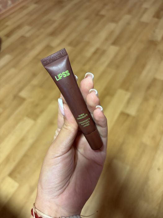 Блиск Lipps dubai chocolate