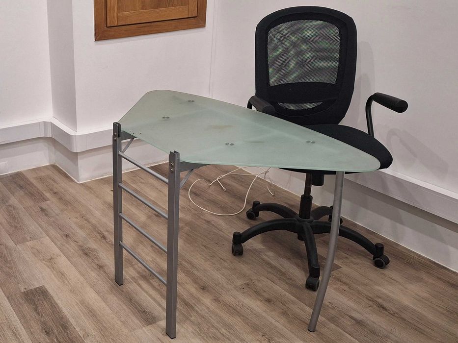 Mesa em vidro temperado com acabamento em inox