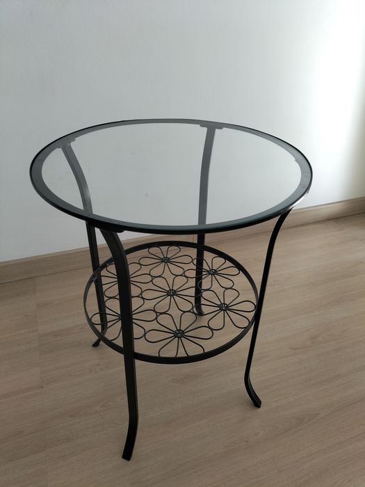 Mesa de apoio de vidro e metal