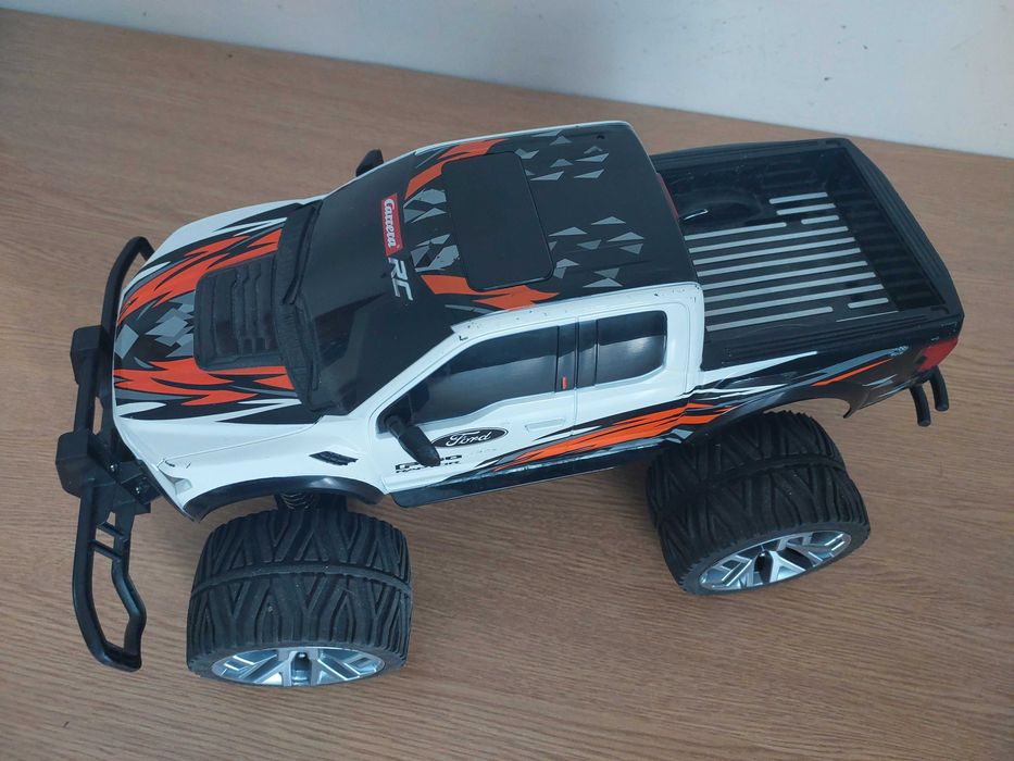 Продам радиоуправляемую машину на пульте CARRERA FORD F150 RAPTOR