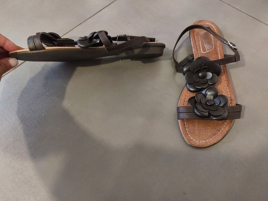 Sandálias castanhas