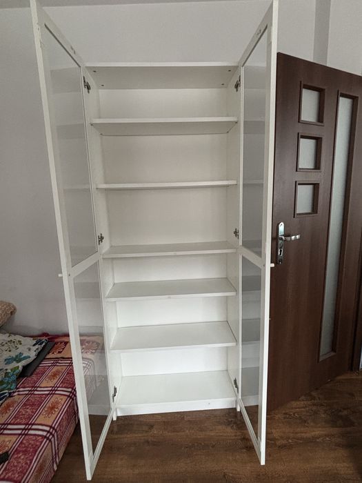 Dwie szklane witryny IKEA