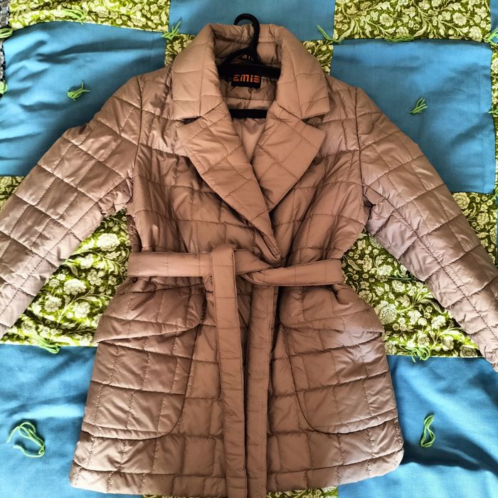 Продам  нову світло бєжеву куртку.