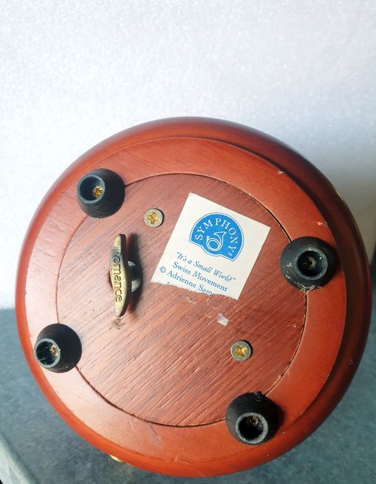 Bonitinha figura de ursinhos vintage com caixa de música