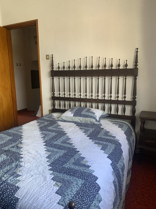 Cama de Casal Clássica em Madeira Maciça – Elegante e Intemporal