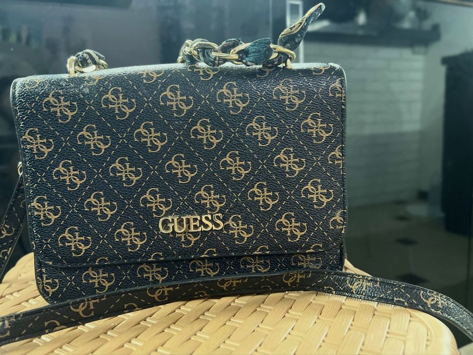 Сумка Guess.