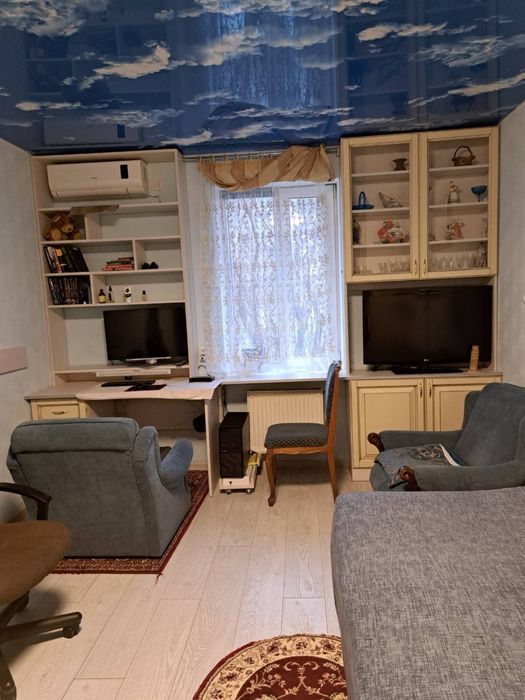 Частина будинку біля зупинки можна з котом