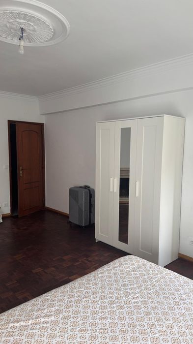 Aluga-se o quarto para casal sem filho, a casa fica 4 mn da estacao