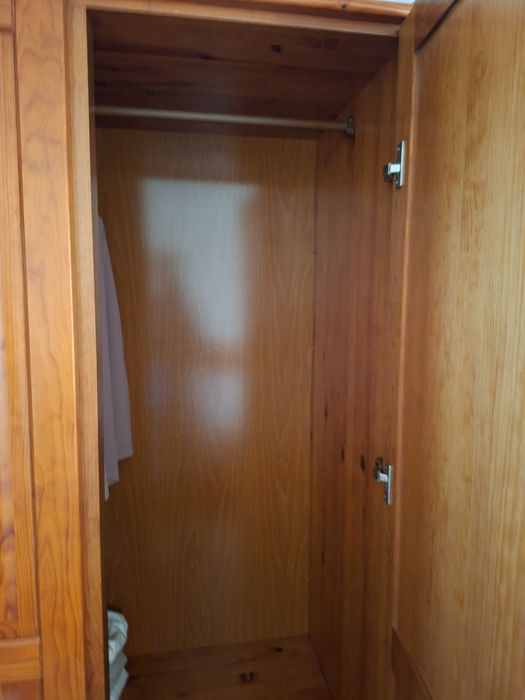 Roupeiro de quarto em bom estado